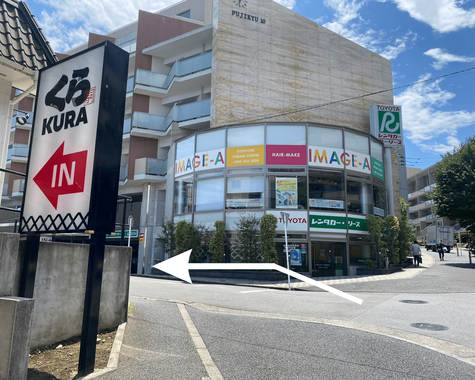 ５. くら寿司と１Fにトヨタレンタカーリースのお店が入ったビルの間の道を左に曲がります。